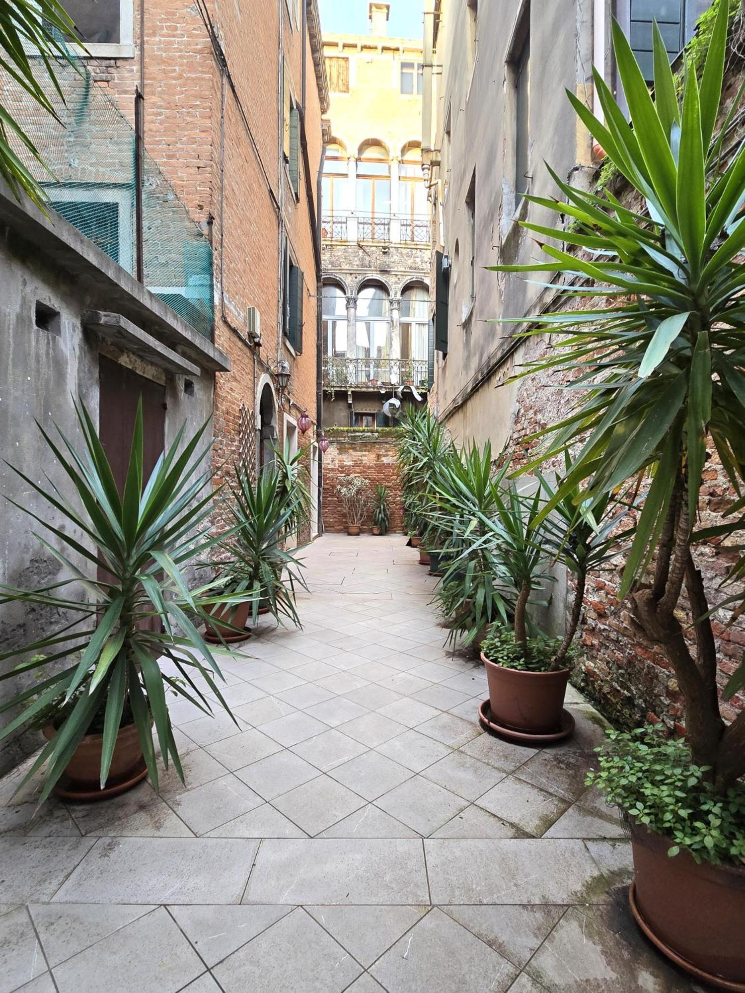 Cozy Studio With Canal View Venedig Exterior foto