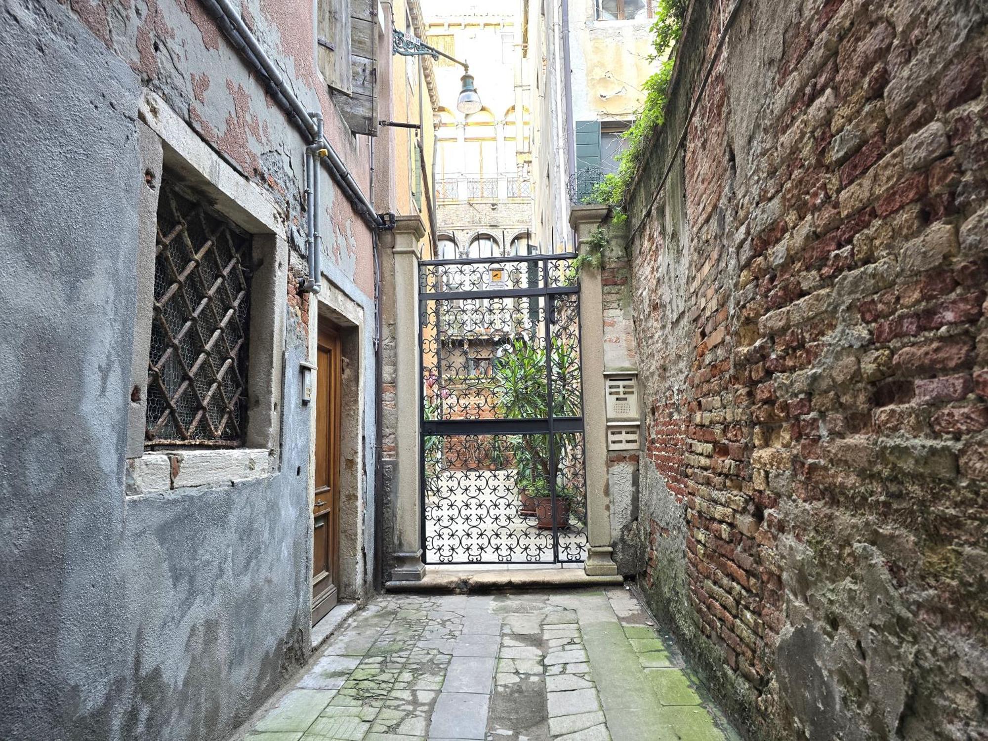 Cozy Studio With Canal View Venedig Exterior foto