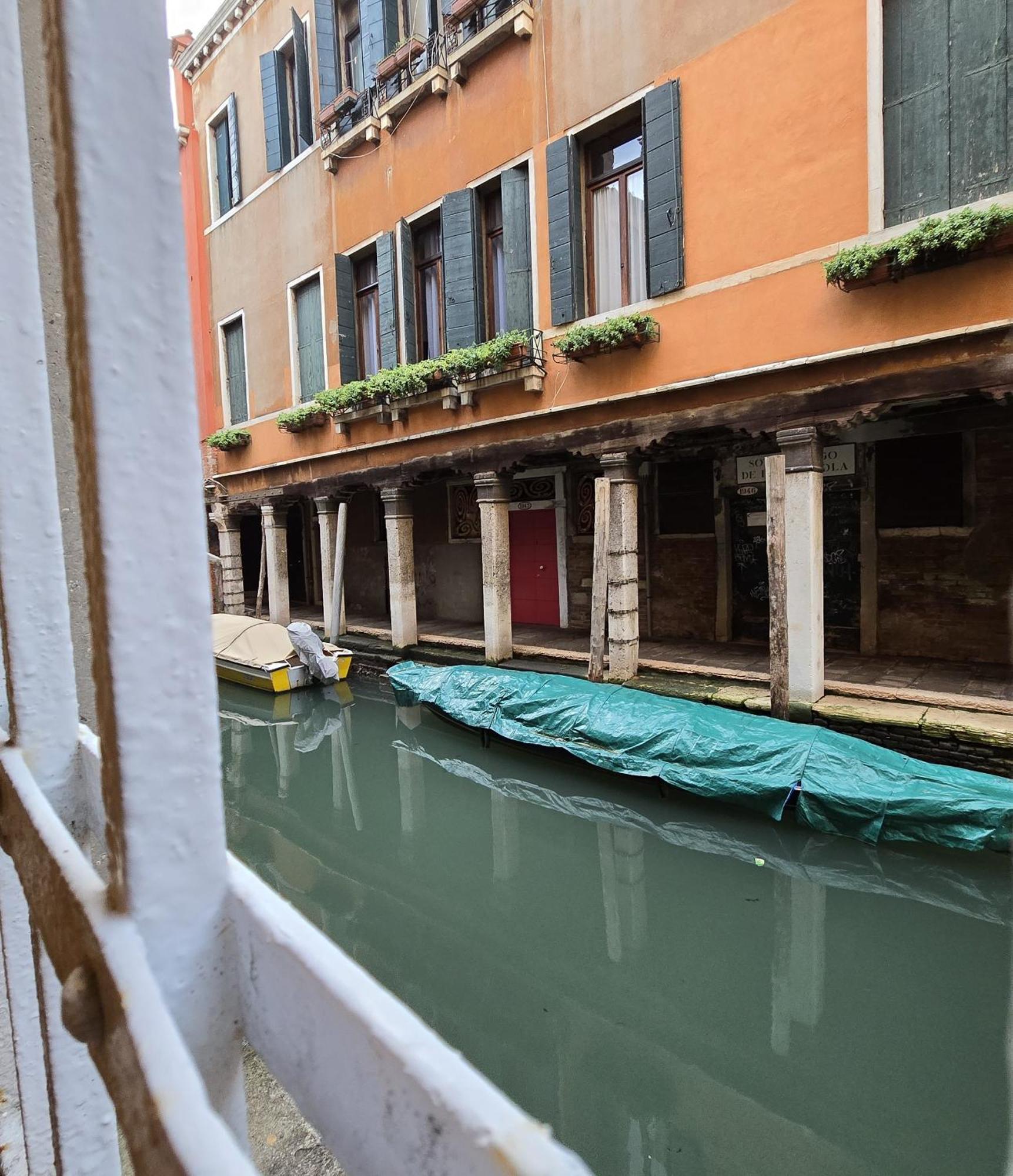 Cozy Studio With Canal View Venedig Exterior foto