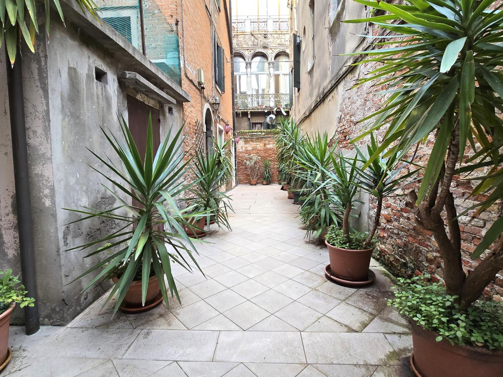 Cozy Studio With Canal View Venedig Exterior foto